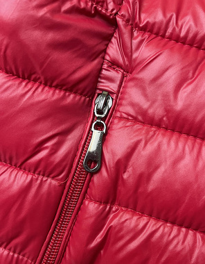 Czerwony lekki pikowany dopasowany bezrękawnik kamizelka z kapturem