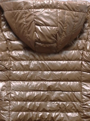 Beżowa pikowana przejściowa kurtka z kapturem