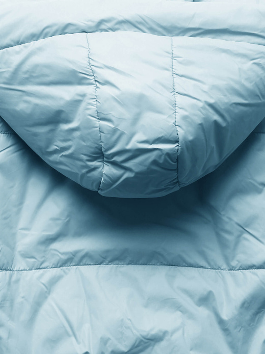 Błękitna pikowana przejściowa kurtka z kapturem ściągana na dole gumką