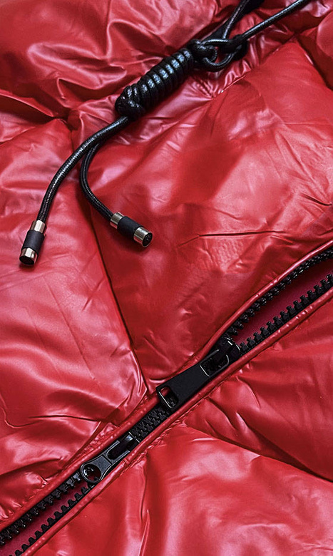 Czerwony stylowy błyszczący pikowany bezrękawnik damski z kapturem