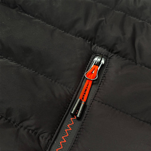 Czarna twarzowa sportowa kurtka pikowana z kapturem