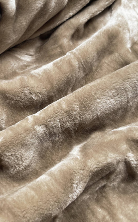 Beżowy zimowy ocieplany płaszczyk z kapturem