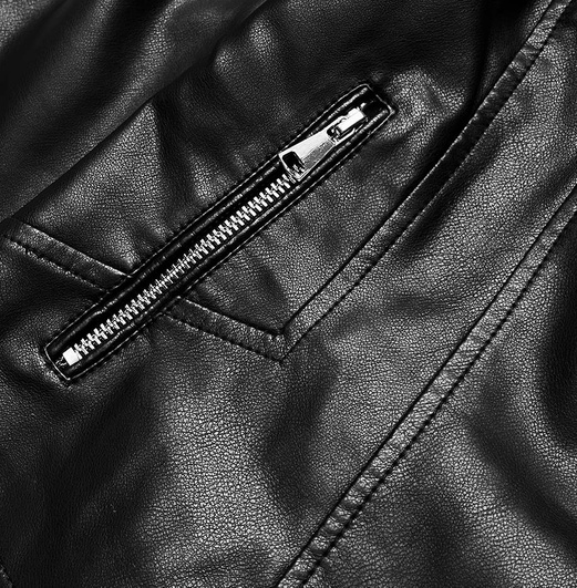 Czarna kurtka gładka ekoskóra ramoneska zapinana na skos z klapami prosty krój