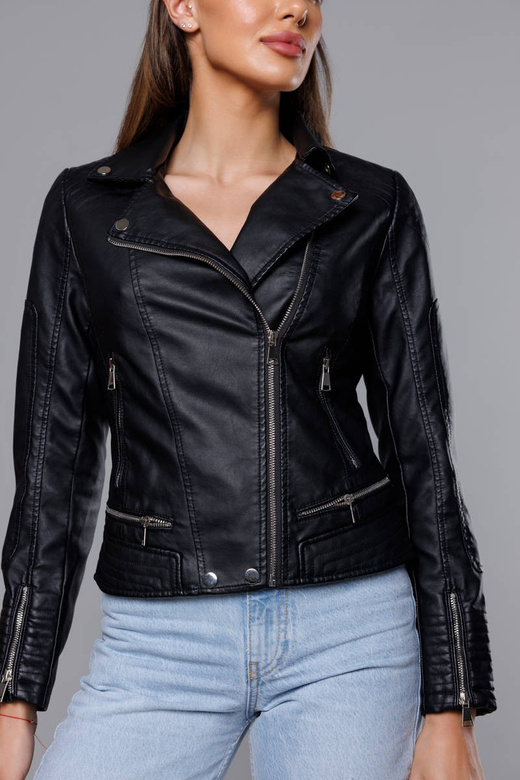 Czarna kurtka ekoskóra ramoneska zapinana na skos z klapami i ozdobnymi przeszyciami