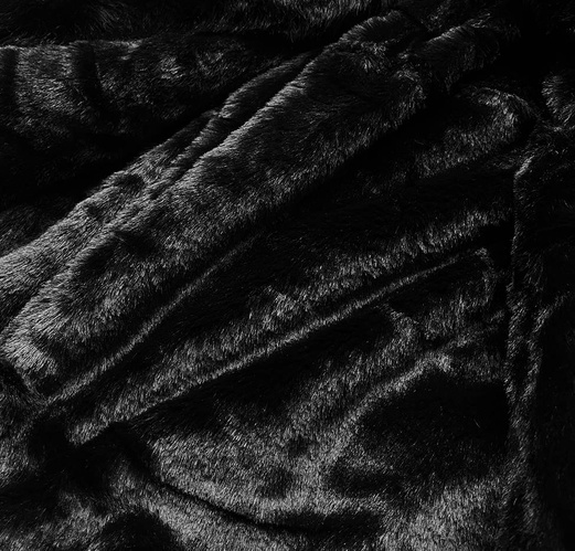 Czarny zimowy płaszcz na futerku