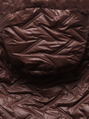 Brązowa pikowana kurtka damska z futerkiem i kapturem