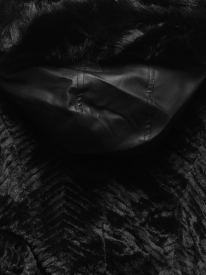 Czarna damska zimowa kurtka wstawki z elementami z ekoskóry