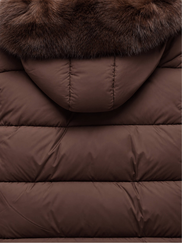 Damska zimowa kurtka puffer z futrzanym kapturem czekoladowa netmoda