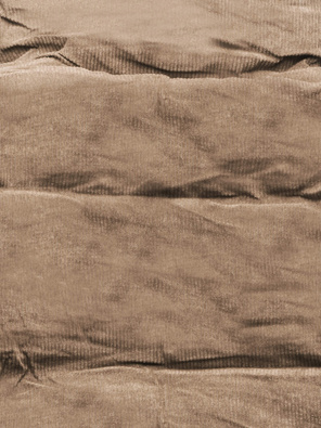 Beżowa sztruksowa krótka pikowana zimowa kurtka z kołnierzem na futerku zapinana na suwak