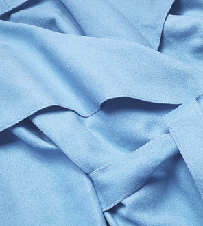 Niebieski lekki stylowy wiązany płaszczyk narzutka