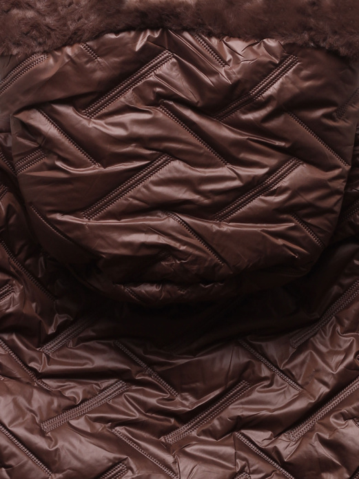 Brązowa pikowana kurtka damska z futerkiem i kapturem