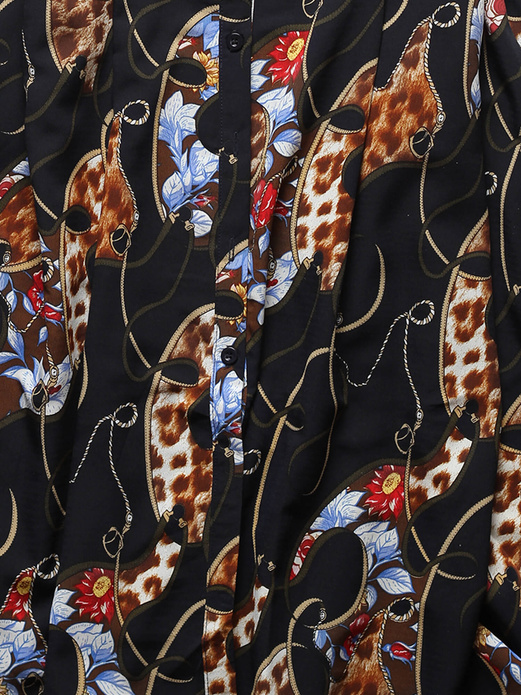 Czarna wzorzysta sukienka z kołnierzykiem i paskiem z plisowanym dołem