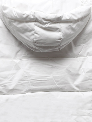 Jasnobeżowa krótka damska kurtka z odpinanym kapturem stójka