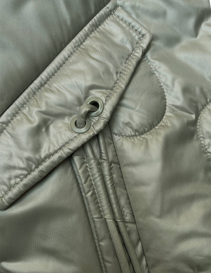 Oliwkowa błyszcząca przejściowa pikowana kurtka na suwak