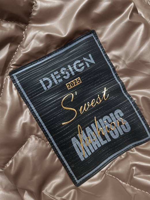 Cappuccino długa kurtka pikowana wiązana z kapturem