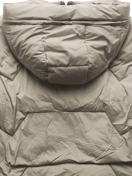 Beżowa kurtka z kapturem modnie pikowana na suwak i zatrzaski