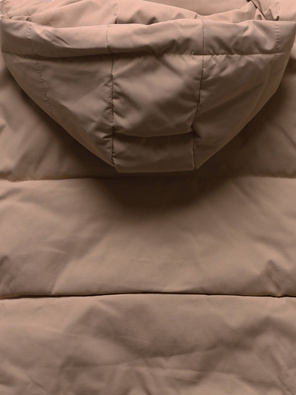 Brązowa krótka damska kurtka z odpinanym kapturem stójka