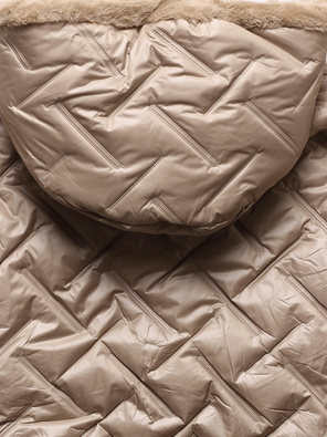 Beżowa damska kurtka z kapturem i futerkiem w środku 