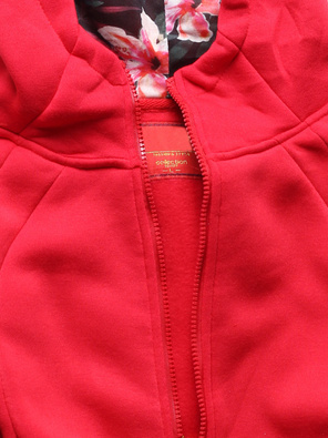 Czerwony dres komplet z kwiecistym kapturem