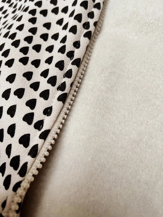 Jasnobeżowa zapinana na suwak damska bluza z kapturem w serduszka