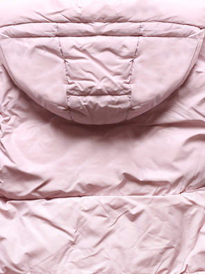 Jasnoróżowa zimowa pikowana śliczna kurtka damska z kołnierzem