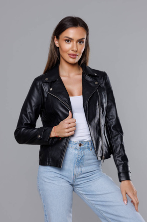 Czarna kurtka gładka ekoskóra ramoneska zapinana na skos z klapami prosty krój