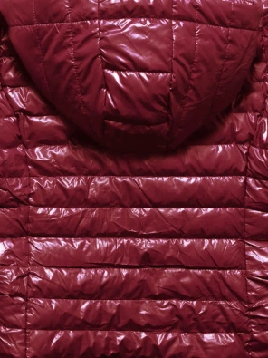 Bordowa pikowana przejściowa kurtka z kapturem