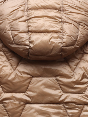 Karmelowy damski pikowany płaszcz zimowy z paskiem