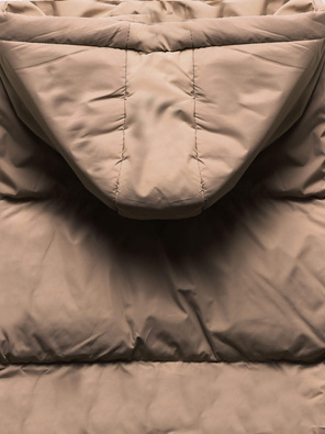 Ciemnobeżowa zimowa krótka pikowana kurtka z kapturem