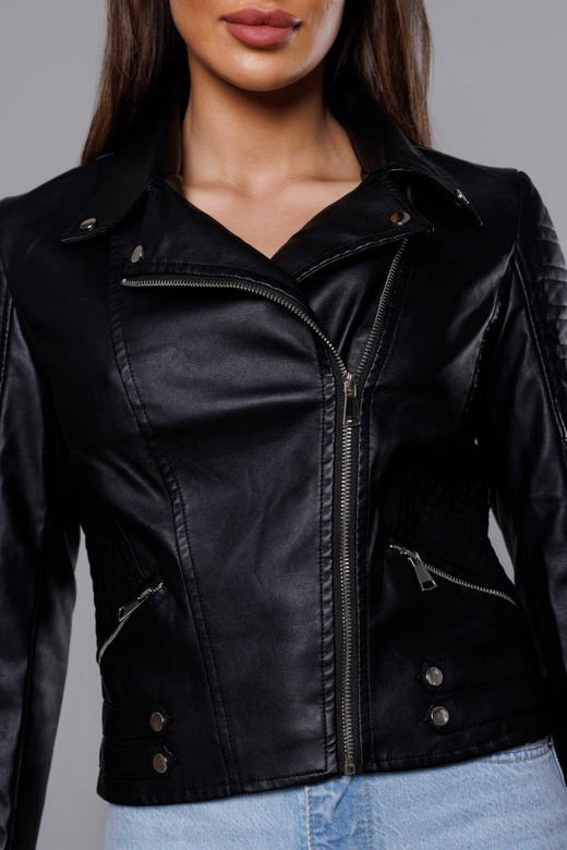 Czarna ekoskóra kurtka ramoneska zapinana na skos z klapami i ozdobnymi przeszyciami