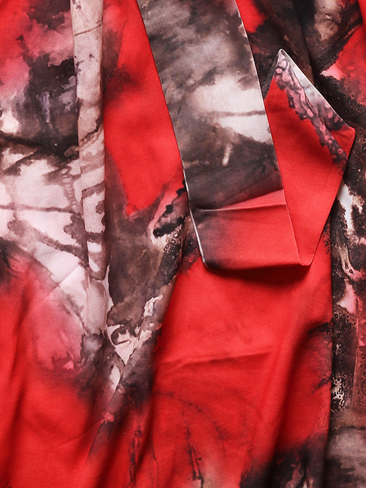 Czerwona sukienka z długim rękawem wiązana w pasie