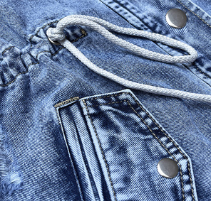 Niebieska jeansowa kurtka przejściowa narzutka płaszcz na guziki z kapturem i troczkami