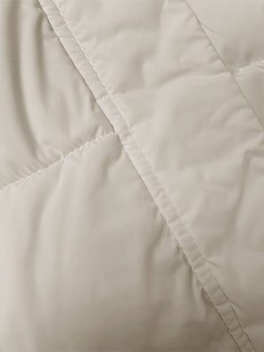 Jasnobeżowa zimowa krótka puchowa kurteczka