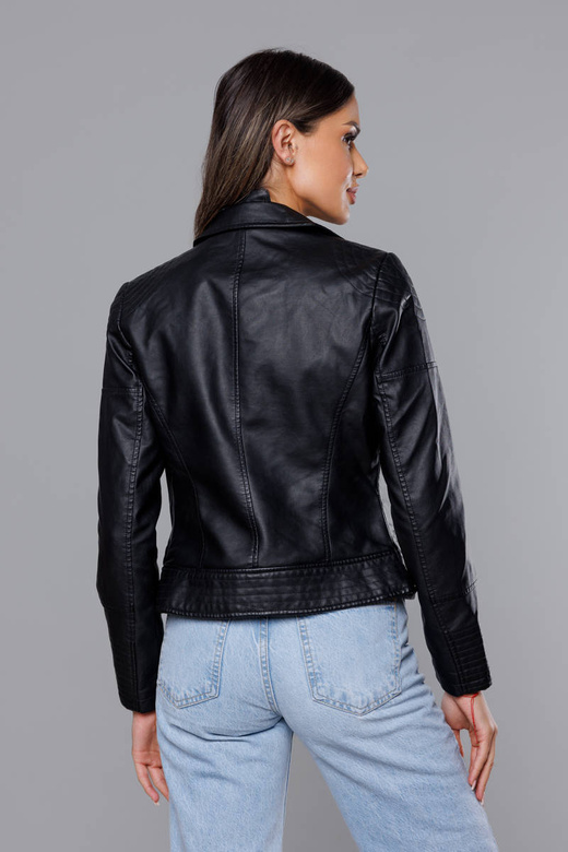Czarna kurtka ekoskóra ramoneska zapinana na skos z klapami i ozdobnymi przeszyciami