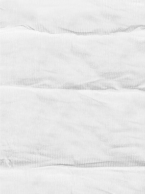 Biała sztruksowa krótka pikowana zimowa kurtka z kołnierzem na futerku zapinana na suwak