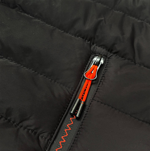 Czarna twarzowa sportowa kurtka pikowana z kapturem