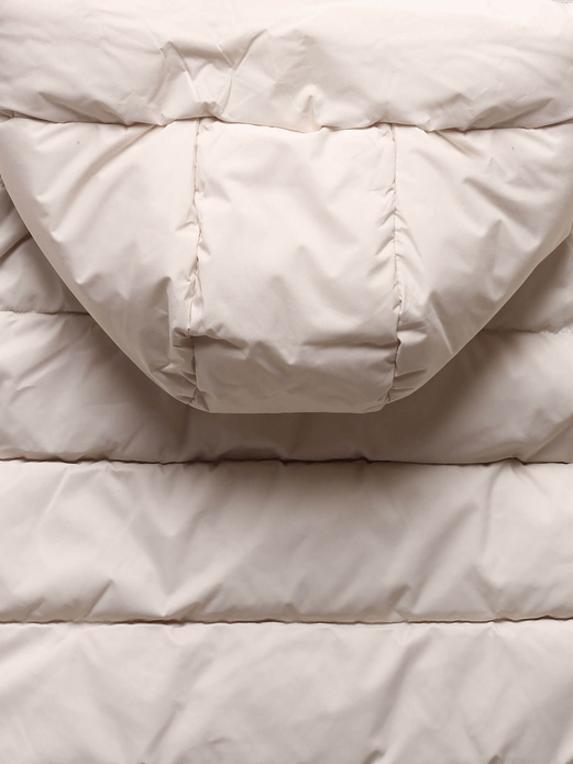 Jasnobeżowa genialna długa zimowa damska kurtka z kapitalnym kapturem