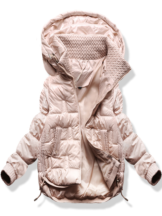 Perłowo różowa damska unikalnie pikowana kurtka ze ściagaczami