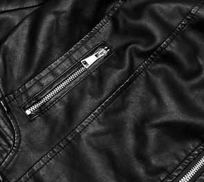 Czarna krótka kurtka ekoskóra ramoneska zapinana na skos