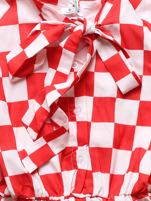 Czerwona elegancka sukienka w kratę wiązana na dekolcie z falbaną