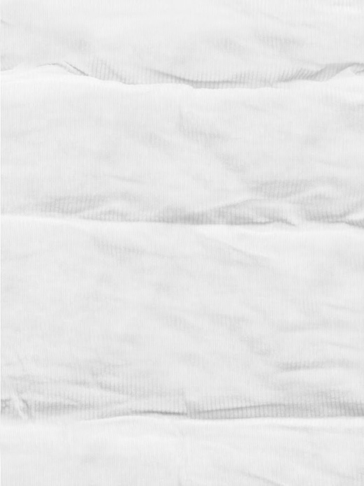 Biała sztruksowa krótka pikowana zimowa kurtka z kołnierzem na futerku zapinana na suwak