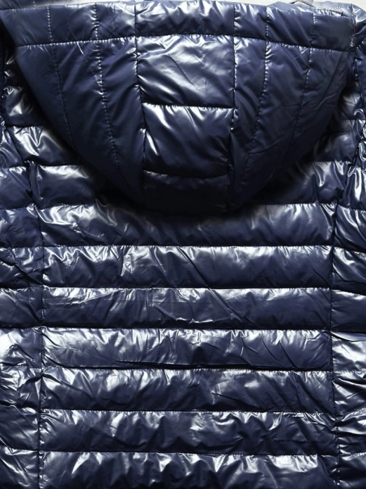 Granatowa błyszcząca pikowana kurtka damska z kapturem