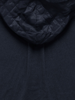 Granatowa bluza w prążki z łatami i z kapturem zapinana na suwak