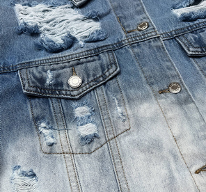 Niebieska kurtka ombre z przetarciami zapinana na guziki