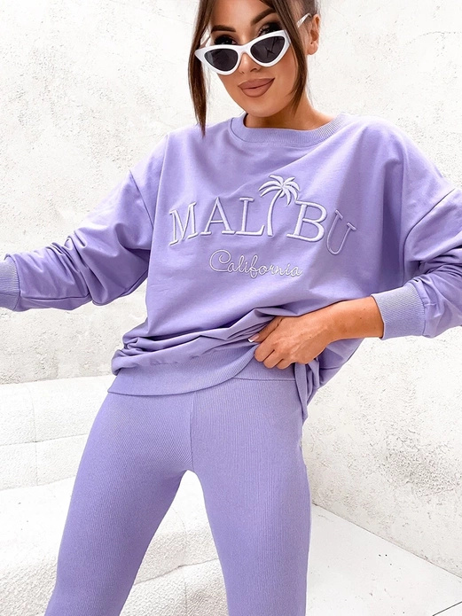 Fioletowy genialny komplet sportowy z prążkowanymi legginsami