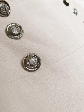 Czarne wygodne spodnie dresowe z kieszeniami, przeszyciami i ściągaczem