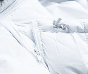 Biały puchowy pikowany bezrękawnik kamizelka z kapturem