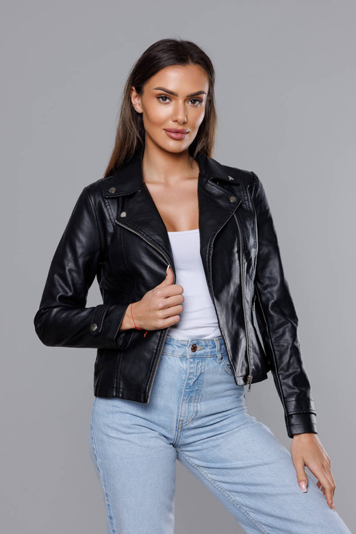 Czarna kurtka gładka ekoskóra ramoneska zapinana na skos z klapami prosty krój
