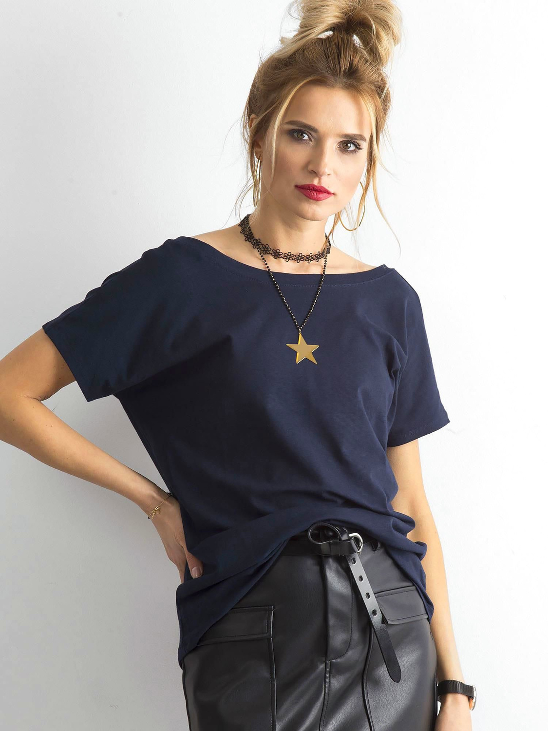 Ciemnozielona gładka bluzka, top basic, t-shirt z dekoltem V z tyłu