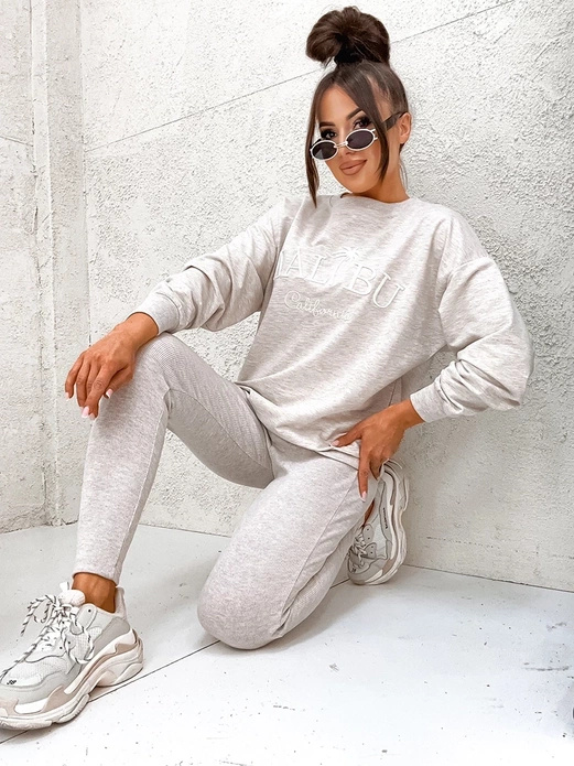 Szary genialny komplet sportowy z prążkowanymi legginsami